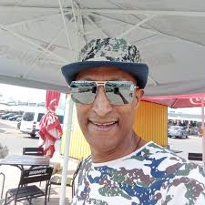 Лев Иванович Яшин, широко известный как «Чёрный Паук» или просто Лев Яшин,  был советским футболистом, широко считавшимся лучшим вратарем в истории  СССР и футбола. Он был первым вратарем, который использовал перчатки и