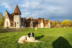 Acesta este construit doar din materiale naturale, din piatră și beton, lemn, var și lut și a fost construit de meșteri din maramureș. Superbul Castel De Lut Din Inima Transilvaniei Cel Mai Fotografiat Loc Din Romania