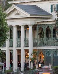 Daily Disneyland The Haunted Mansion Blog Http Mickeyphotosdisneyland Blogspot Com Haunted Mansion Disneyland Disneyland California Adventure Mansions