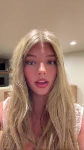 Leah Robison's Instagram, Twitter & Facebook