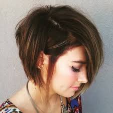 Les chignons peuvent être réalisés avec aussi bien des cheveux longs que des cheveux courts.les accessoires sont des éléments très importants qui vous aideront à faire coupe cheveux facile femme. Coiffure Facile A Coiffer