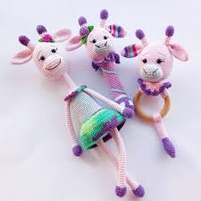 Gunaydin Uclu Bebek Cingirak Takimimiz Sahibine Dogru Yola Cikti Gule Gule Kullanilsinlar Severek Tasarladim Ve Ordum Crochet Toys Crochet Crochet Necklace