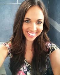 Een vrijwilligster op zending besluit een meisje met hydrocephalus te  adopteren dat tussen het afval leefde