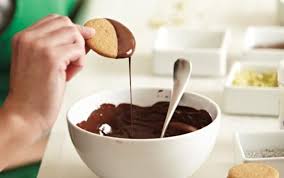Sauce Au Chocolat A La Creme Irlandaise Ricardo Recipe In 2020 Desserts How To Temper Chocolate Chocolate Recipes