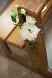 Deco Eglise Bout De Banc Avec Roses Blanches C Laurent Pascal Deco Mariage Roses Blanches
