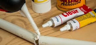 Bei diffizilen arbeiten mit sekundenkleber auf engem raum geht schnell etwas daneben. Sekundenkleber Entfernen So Lost Du Ihn Von Der Haut Kleidung Oder Oberflachen Utopia De