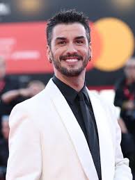 L'attore di successo @arasaydinofficial ha suscitato grande orgoglio all'82°  Festival del Cinema di Venezia. Aydın, che è stato scelto come "Miglior  attore televisivo internazionale" ai Premio Kinéo Awards, uno degli eventi  prestigiosi