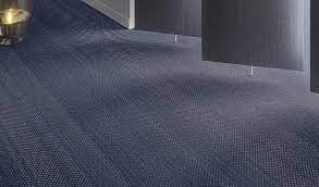 Einladende fußmatten, pflegeleichte läufer, schicke teppiche fürs wohnzimmer oder. Im Buro Industrie