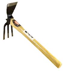 The 9½ garden hand can aerate and agitate, by loosening up soil around plants after watering, or it can pull out clumps of wayward grass in the garden. Cuttle Fish Hoe Japanese Garden Hoe