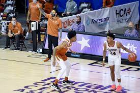 Shaka smart is starting his sixth season as the basketball coach for the texas longhorns and 12th season overall. Maui Invitational Shaka Smart Has Hair Twitter Reacts To New Look From Texas Coach
