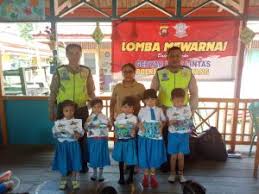 Polisi lalu lintas menilang para pengendara sepeda motor yang tidak menggunakan helm. Meriahkan Hari Lalu Lintas Bhayangkara Ke 64 Sat Lantas Polres Bengkayang Gelar Lomba Mewarnai Kalimantan Today