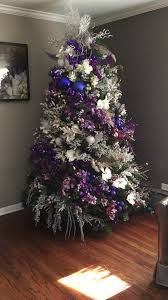 See more ideas about christmas, christmas decorations, christmas holidays. A Traves De Pinterest Com Purple Christmas Tree Decorations Purple Christmas Tree Silver Christmas Tree