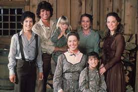Zur zeit der eroberung des amerikanischen westens, packt im jahre 1878 auch familie ingalls ihre habseligkeiten auf einen pferdewagen. Unsere Kleine Farm Die Kult Serie Wird Verfilmt Gala De