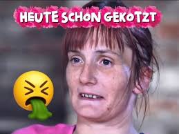 Ich schaue grade RTL 2 und könnte schon wieder ausrasten. Die Stimme der  Sprecherin erzeugt in mir Agressionen. Sendezeit für Carola und ihre hohlen  Phrasen. Es ist egal, ob es alte oder
