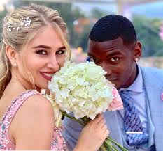 Paul pogba had indeed received the prize for the best player from manchester united, the team where he has been playing since 2016, in the company of the mother of his son labile, born in january 2019. Man United In Pidgin On Twitter Na Paul Pogba And Hin Wife Daretodream