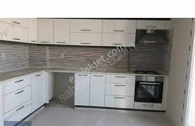 İlanlar emlak sahibinden ve emlakçılar tarafından girilmektedir. Saglik Panosundaki Pin