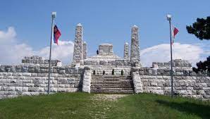 Je to naozaj monumentálna stavba na plošine vrcholu kopca, takže máte z nej výhľad na všetky strany. Stefanikova Mohyla Na Bradle Pamatniky Brezova Pod Bradlom Kamnavylet Sk