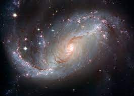 Una galaxia espiral barrada es aquella con una banda central de estrellas brillantes que abarca de un lado a otro de la galaxia. Ngc 1672 Una Galaxia Espiral Barrada Nuestro Universo Y Sus Enigmas