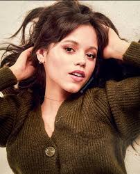 Jenna Ortega è SPLENDIDA nel suo servizio fotografico nel 2022!