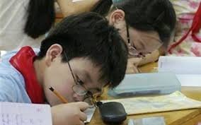 Khoảng 3 triệu trẻ em Việt Nam bị các tật khúc xạ mắt