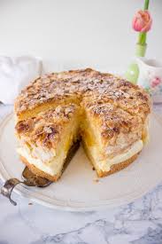 Ein sonntagskuchen, der schon am freitag gebacken wird: Rezept Fur Einen Kuchenklassiker Mit Twist Bienenstich Mit Mango Hey Foodsister