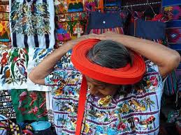 Mujer Con El Tipico Tocoyal De Santiago Atitlan Guatemala Guatemala Atitlan Guatemala Diseno De Tela