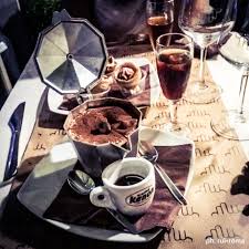 Qui A Napoli La Caffettiera Riserva Sempre Emozioni Inaspettate Tiramimuu Al Baba Napoletano E Caffe Caldo E Non Chiamatelo Caffe Caldo Gourmet Caffettiera