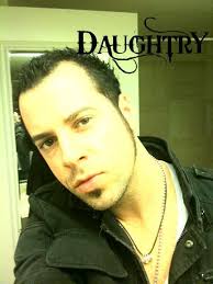 Chris Daughtry with hair...ummmm..yes!!