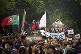El 25 de abril de 2011 murió poly styrene. 25 De Abril Milhares De Pessoas No Arranque Do Desfile Comemorativo Em Lisboa