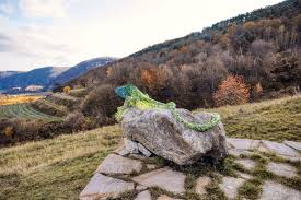 It is located in the wachau valley of the danube, a popular destination for tourists, and has excellent views of the ruins of castle dürnstein. Aussichtsreiche Wanderung Zur Smaragdeidechse Stephan Schmatz