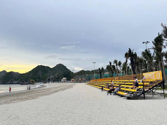 Bãi tắm Các Bà Beach tại dự án Sun Island Cát Bà buổi chiều rất sạch sẽ và  rộng rãi — tại Sun Group Cát Bà.