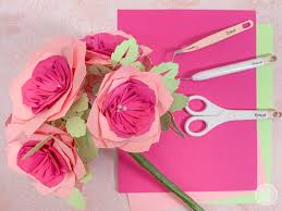.to make the beautiful paper floral bouquet that i received from provo craft's design team that i was persuaded to take one of the beautiful flowers apart so i can you can create flowers like this from a variety of cricut cartridges. Diy Wedding Rehearsal Bouquet With Your Cricut Happily Ever After Etc