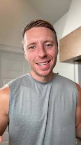 Say “YUM” if you would eat this Stuffed Crust Mexican Pizza 🌮🍕😋 What you  need: 1 low carb tortilla 2 oz cream cheese 1/4 cup taco meat 1/2 cup  Mexican cheese 2