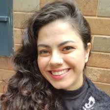 INGLÊS BÁSICO Traduza: Atualmente, eu tento evitar lugares muito  barulhentos porque eu sou mais feliz sem eles.