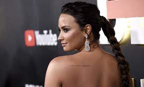 Las 55 Mejores Frases Para Tatuarse En La Espalda El Brazo O El Costado ¿o quizas tatuarte para recordar un amor? las 55 mejores frases para tatuarse en