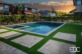 Pool Spa Combo Mit Travertin Deck Kunstrasen Mit Pergola In Gilbert Az Edgewater Design Company In 2020 Outdoor Remodel Backyard Remodel Backyard Pool