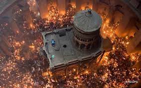 Благода́тный ого́нь — огонь, выносимый из гроба господня на особом богослужении, совершаемом ежегодно в великую субботу накануне православной пасхи в храме воскресения. Shozhdenie Blagodatnogo Ognya V Ierusalime 2020 Onlajn Translyaciya Korrespondent Net