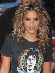 Shakira In 2021 Curly Hair Styles Layered Curly Hair Shakira Hair