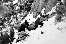 The Blanket Wrapped Body Of Film Actress Carole Lombard Is Removed From The Shattered Wreckage Of The Los Ang Carole Lombard Lombard Carole Lombard Clark Gable