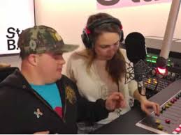 Een van de bevestigde coronabesmettingen bij stubru betreft de vriend van cuvelier, met wie ze in. Maarten Uit Down The Road Op Bezoek Bij Studio Brussel En Er Was Ook Nog Een Kleine Verrassing Voor Hem Bekijk Hier De Beelden Showbizz 24