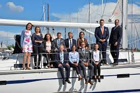 Bei allen einträgen finden sie die uns bekannte aktuelle adresse inklusive kontaktdaten des unternehmens und eine interaktive umgebungskarte zur orientierung. Vr Bank Setzt Die Segel Neu Und Ehrt Kollegen Neustadt In Holstein Der Reporter