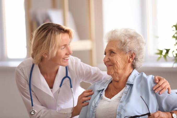 geriatria perto de mim para Idosos/Geriatra: Quem é e como ajuda na saúde mental do idoso