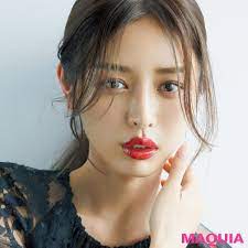 maquia 8月号では 河北裕介さんが夜のダウンライトに映えるヘア メイクを提案 洒落度がぐんとアップするポイントを伝授します メイクイメージに合わせて 河北ヘアスタイルをチェンジ メイクに合わせてヘアに少し工夫を凝らせ 女優メイク メイクスタイル 河北裕介