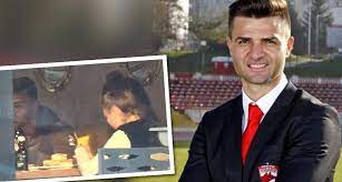 Florin bratu a semnat cu o noua echipa. Video Paparazzi Ele Il DezarmeazÄƒ Pe MitralierÄƒ IatÄƒ Cum Isi RÄƒsfaÅ£Äƒ Florin Bratu SoÅ£ia Si Fiica Spynews Ro