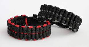 Insert the ends of the paracord through the folded center. 17 Awesome Diy Paracord Bracelet Patterns With Instructions
