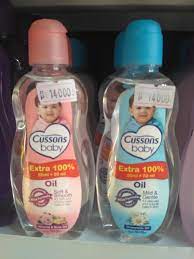 Baby oil sendiri memiliki tesktur yang ringan saat digunakan sehingga membuat kulit juga menjadi lebih nyaman serta wanginya yang tahan lama dan universal.nah, untuk kamu yang mulai penasaran dengan keajaiban manfaat baby oil, bisa melihat ulasan selengkapanya berikut ini. 5 Cara Menggunakan Baby Oil Pada Kulit Saat Dalam Keadaan Darurat Bukareview
