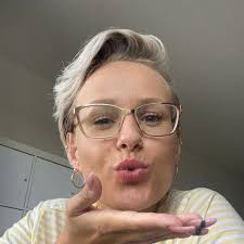 Hello Old Man My name Pauline Leach I am 60 I wonder how far away we are  Can you tell me where you are from?