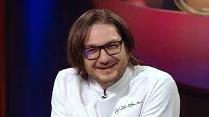 Florin dumitrescu este un chef celebru în românia, care a devenit cunoscut publicului după rolul de jurat din emisiunile culinare. Chef Florin Dumitrescu A Intrat La DietÄƒ Care Este Ingredientul Secret Care Il AjutÄƒ Pe Acesta Monden