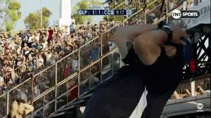 Cinco adversarios en el sendero, aunque parecieron 10. La Increible Caida De Diego Maradona Cuando Gimnasia Erro Un Gol