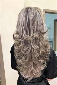 Et pour parfaire la mise en beauté capillaire, on la twiste avec une coloration lumineuse. Epingle Sur Coiffure Longue Bouclee
